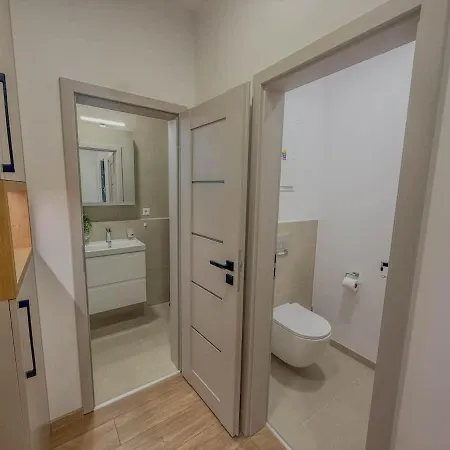 Cozy With Free Parking Near The