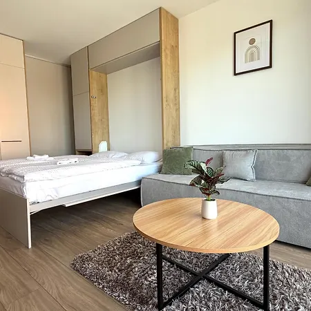 شقة Cozy With Free Parking Near The